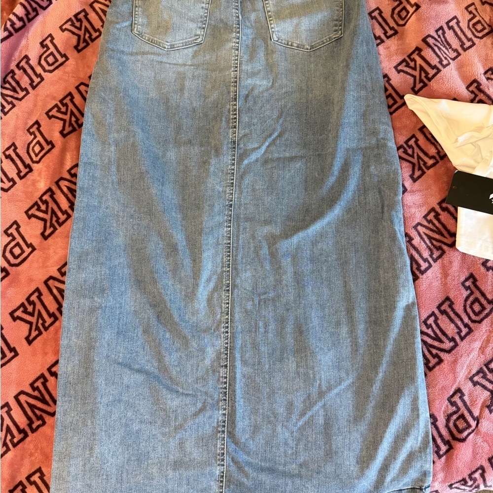 Stylish Blue Denim Women's Jeans - Picture 2 of 4